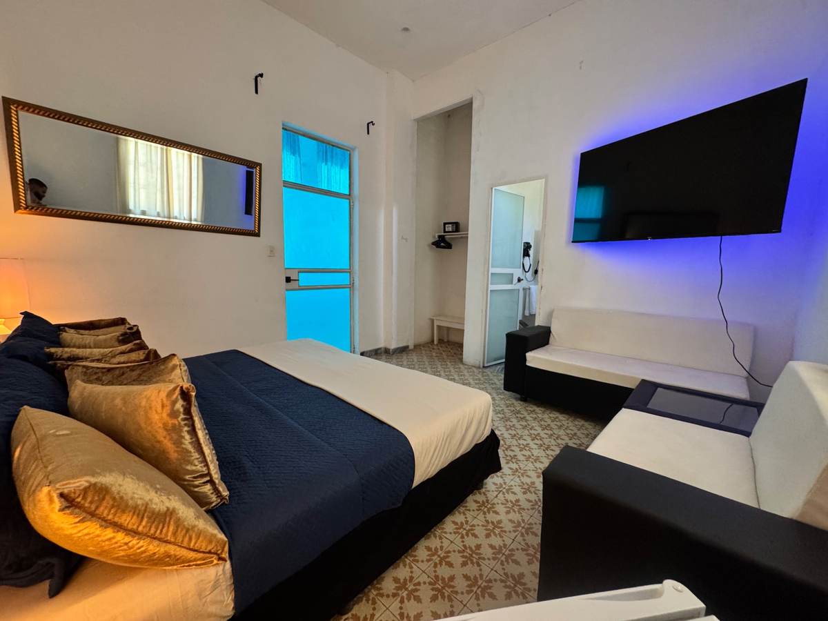 Vedado King Room thumbnail 2